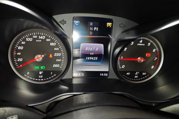Used Mercedes-Benz GLC 2019 GLC 260 L 4MATIC Dynamic Model Odometer Close Up