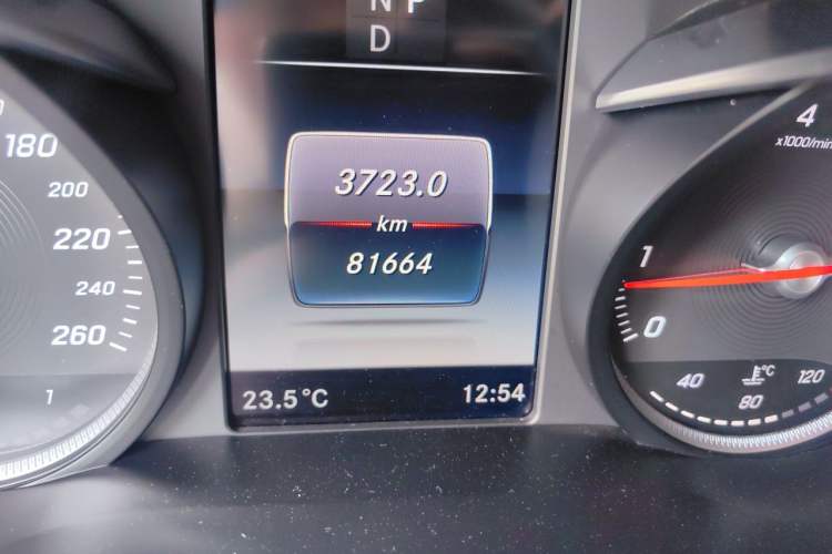 Used Mercedes-Benz GLC 2019 GLC 300 L 4MATIC Dynamic Model Odometer Close Up