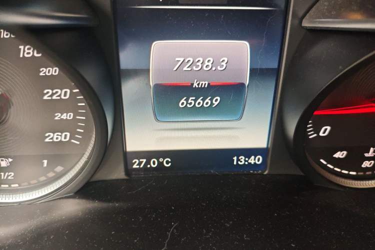 Used Mercedes-Benz GLC 2019 GLC 260 L 4MATIC Dynamic Model Odometer Close Up