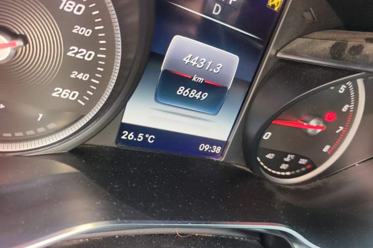 Used Mercedes-Benz GLC 2019 GLC 260 L 4MATIC Dynamic Model Odometer Close Up