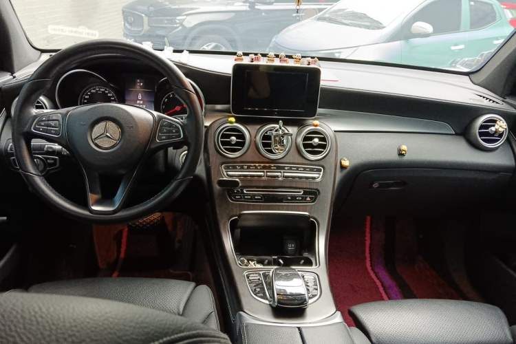Used Mercedes-Benz GLC 2019 GLC 260 4MATIC Luxury Model Center Console