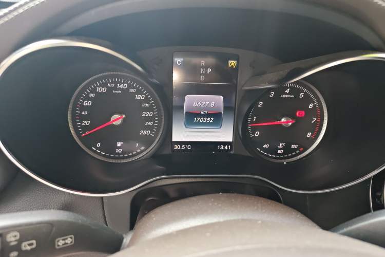 Used Mercedes-Benz GLC 2019 GLC 260 L 4MATIC Dynamic Model Odometer Close Up