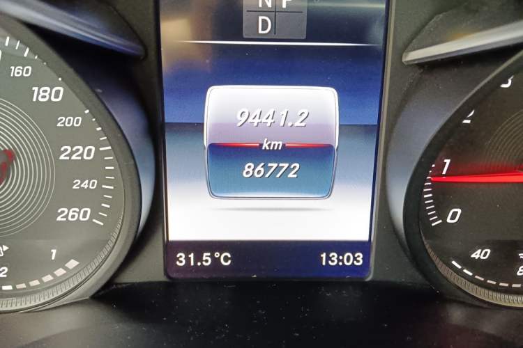 Used Mercedes-Benz GLC 2019 GLC 260 4MATIC Luxury Model Odometer Close Up