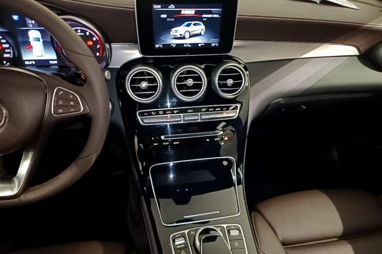 Used Mercedes-Benz GLC 2019 GLC 200 L 4MATIC Audio And AC Panel