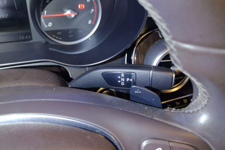 Used Mercedes-Benz GLC 2019 GLC 260 L 4MATIC Dynamic Model Gear Lever
