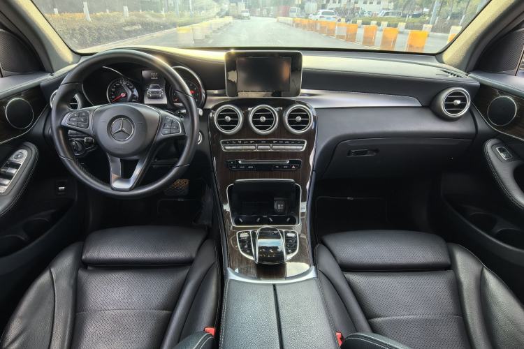 Used Mercedes-Benz GLC 2019 GLC 260 L 4MATIC Luxury Model Interior 3