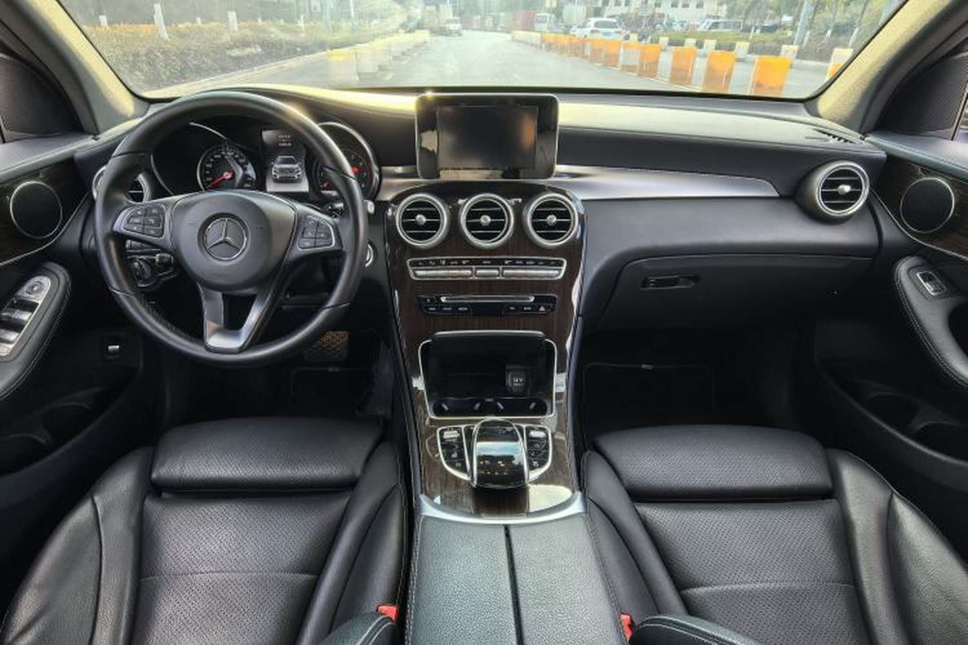 Used Mercedes-Benz GLC 2019 GLC 260 L 4MATIC Luxury Model Interior 3