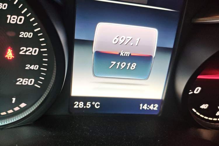 Used Mercedes-Benz GLC 2019 GLC 260 L 4MATIC Dynamic Model Odometer Close Up