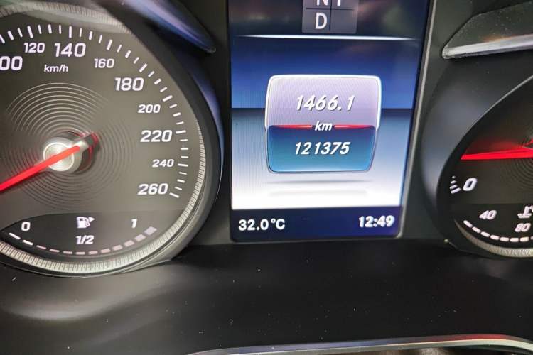 Used Mercedes-Benz GLC 2019 GLC 260 L 4MATIC Dynamic Model Odometer Close Up