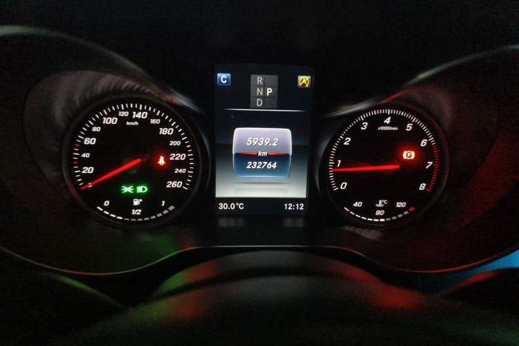 Used Mercedes-Benz GLC 2019 GLC 260 L 4MATIC Dynamic Model Odometer Close Up