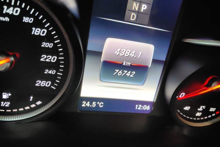 Used Mercedes-Benz GLC 2019 GLC 260 L 4MATIC Dynamic Model Odometer Close Up