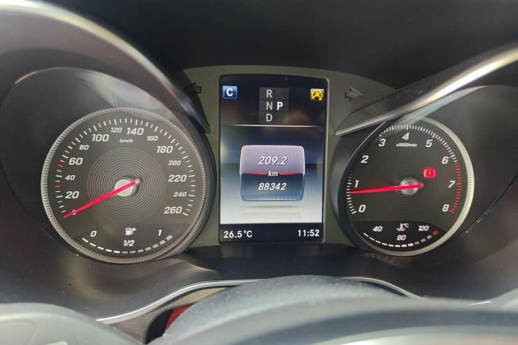 Used Mercedes-Benz GLC 2019 GLC 260 L 4MATIC Dynamic Model Odometer Close Up