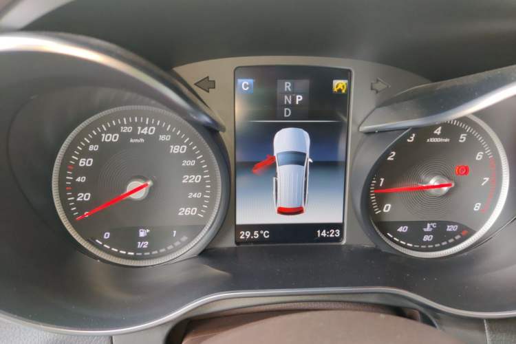 Used Mercedes-Benz GLC 2019 GLC 260 L 4MATIC Dynamic Model Odometer Close Up