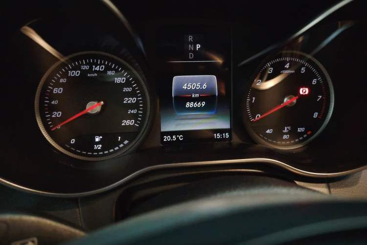 Used Mercedes-Benz GLC 2019 GLC 260 L 4MATIC Dynamic Model Odometer Close Up