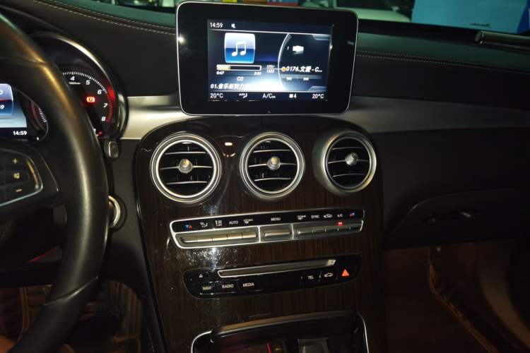 Used Mercedes-Benz GLC 2019 GLC 260 4MATIC Dynamic Edition Audio And AC Panel