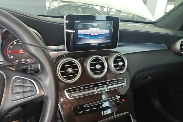 Used Mercedes-Benz GLC 2019 GLC 260 L 4MATIC Dynamic Model Audio And AC Panel