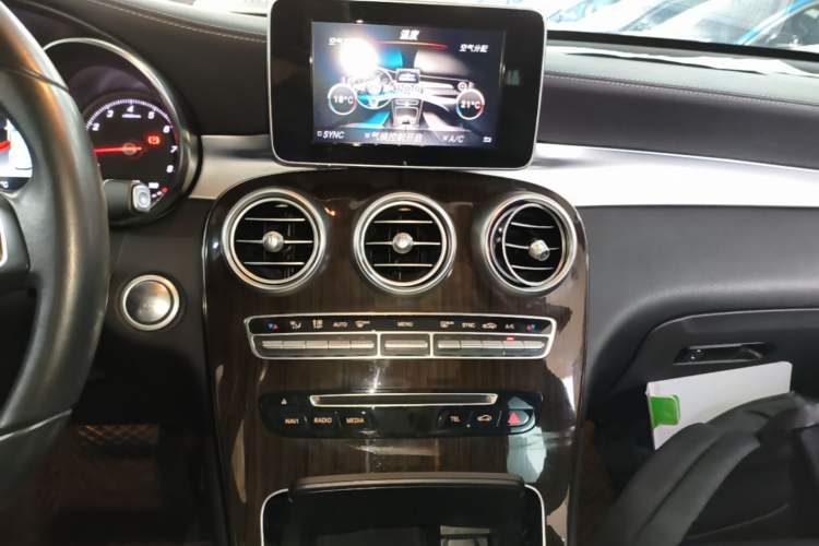 Used Mercedes-Benz GLC 2019 GLC 260 4MATIC Luxury Model Audio And AC Panel