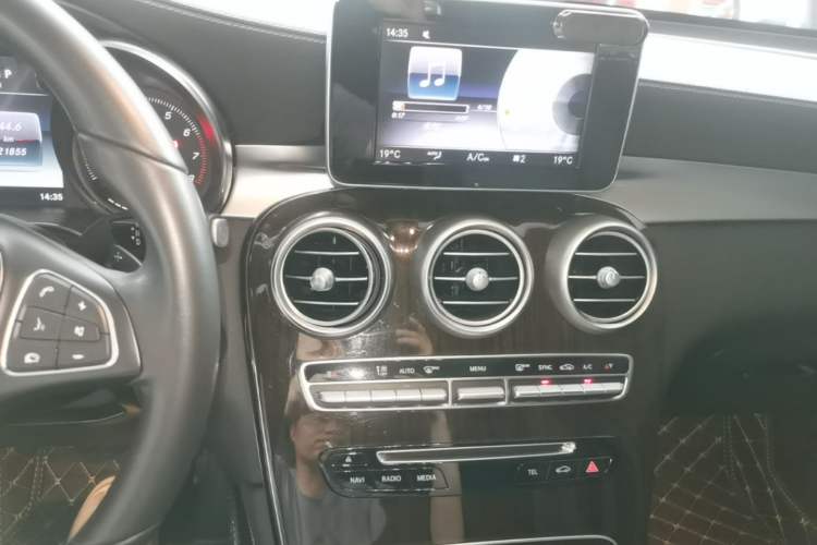 Used Mercedes-Benz GLC 2019 GLC 260 L 4MATIC Dynamic Model Audio And AC Panel