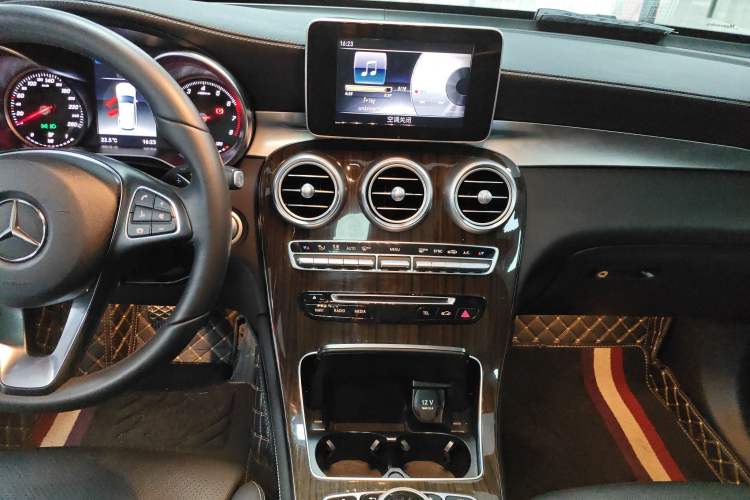 Used Mercedes-Benz GLC 2019 GLC 260 L 4MATIC Dynamic Model Audio And AC Panel