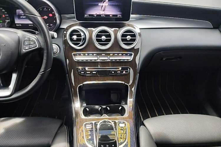 Used Mercedes-Benz GLC 2019 GLC 260 L 4MATIC Dynamic Model Audio And AC Panel