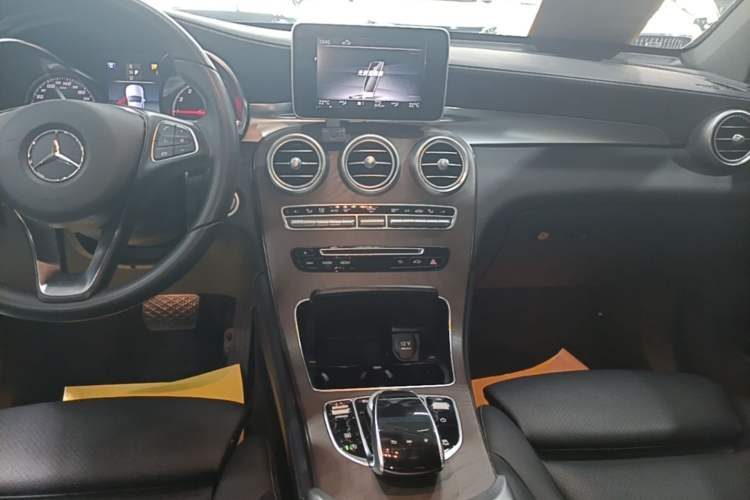 Used Mercedes-Benz GLC 2019 Refreshed GLC 300 L 4MATIC Dynamic Edition Audio And AC Panel