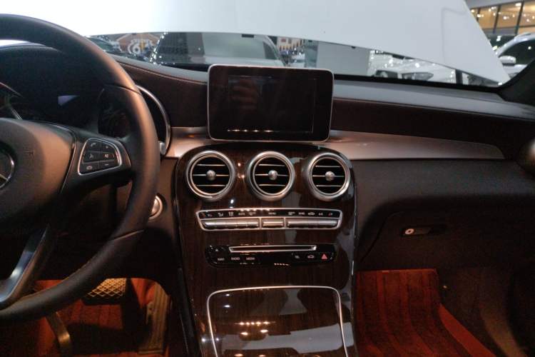 Used Mercedes-Benz GLC 2019 GLC 260 L 4MATIC Dynamic Model Audio And AC Panel