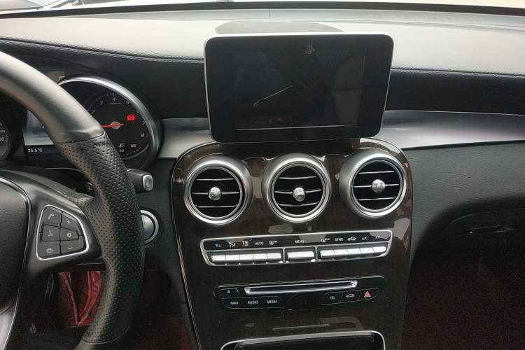 Used Mercedes-Benz GLC 2019 GLC 260 L 4MATIC Dynamic Model Audio And AC Panel