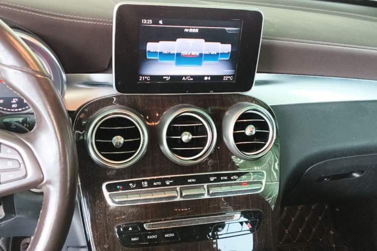Used Mercedes-Benz GLC 2019 Facelift GLC 260 L 4MATIC Luxury Model Audio And AC Panel