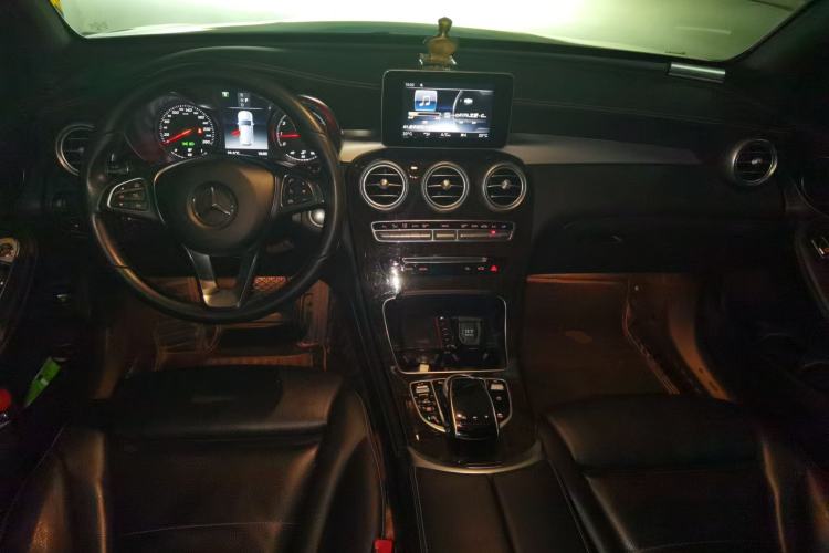 Used Mercedes-Benz GLC 2019 GLC 260 4MATIC Dynamic Edition Center Console