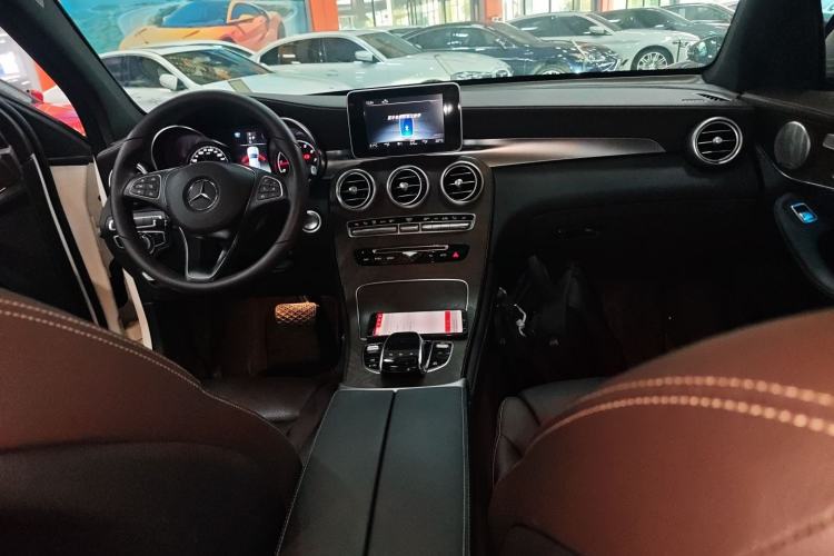 Used Mercedes-Benz GLC 2019 Refreshed GLC 300 L 4MATIC Dynamic Edition Center Console