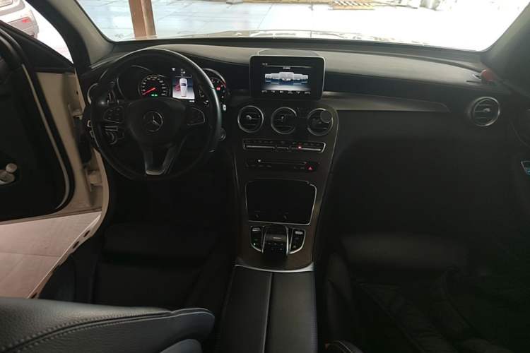 Used Mercedes-Benz GLC 2019 GLC 300 L 4MATIC Dynamic Model Center Console