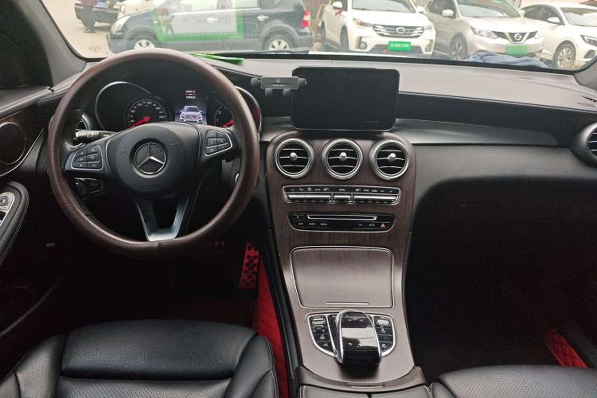 Used Mercedes-Benz GLC 2019 GLC 260 4MATIC Luxury Model Center Console
