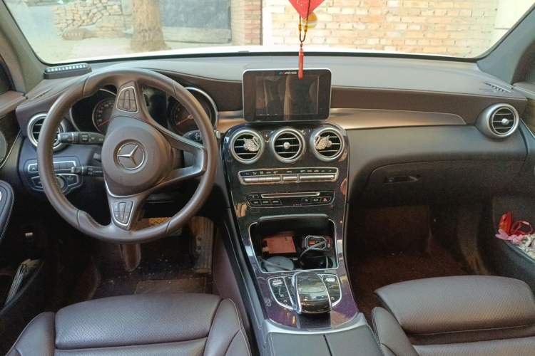Used Mercedes-Benz GLC 2019 GLC 260 4MATIC Luxury Model Center Console