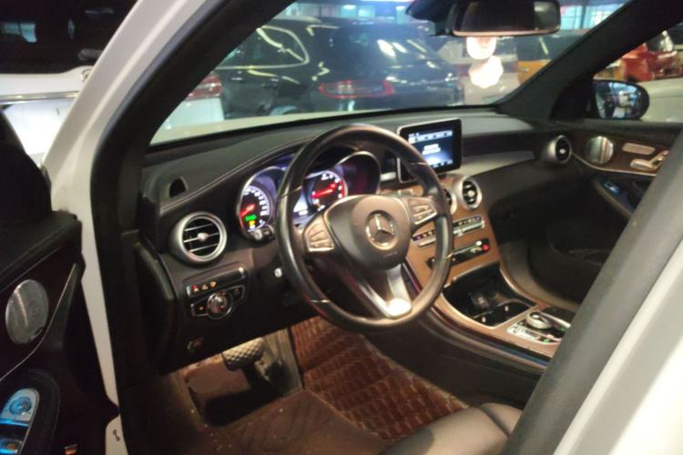 Used Mercedes-Benz GLC 2019 GLC 300 L 4MATIC Dynamic Model Center Console