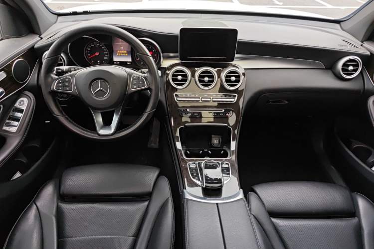 Used Mercedes-Benz GLC 2019 GLC 260 L 4MATIC Dynamic Model Center Console