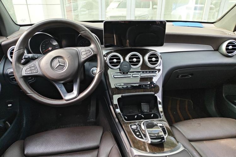 Used Mercedes-Benz GLC 2019 GLC 260 4MATIC Dynamic Edition Center Console