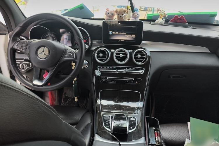 Used Mercedes-Benz GLC 2019 GLC 260 4MATIC Dynamic Edition Center Console
