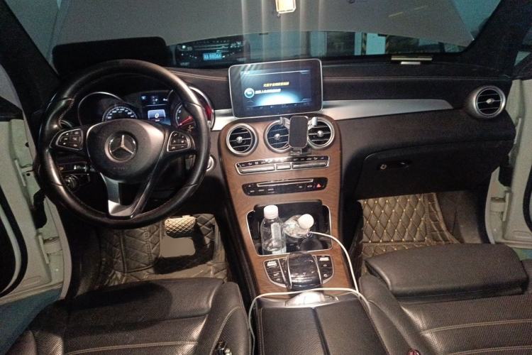 Used Mercedes-Benz GLC 2019 GLC 300 L 4MATIC Luxury Model Center Console