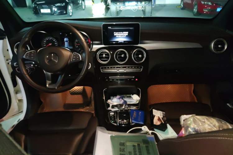 Used Mercedes-Benz GLC 2019 GLC 260 4MATIC Dynamic Edition Center Console
