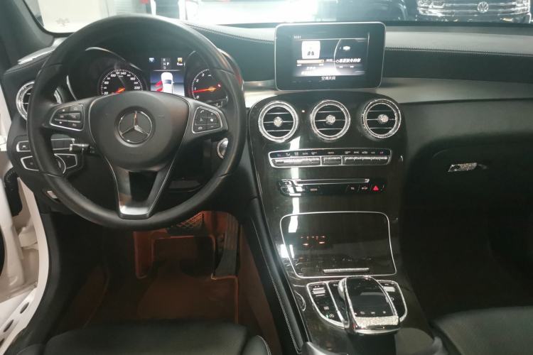 Used Mercedes-Benz GLC 2019 GLC 260 4MATIC Luxury Model Center Console