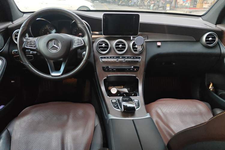 Used Mercedes-Benz GLC 2019 GLC 300 L 4MATIC Dynamic Model Center Console