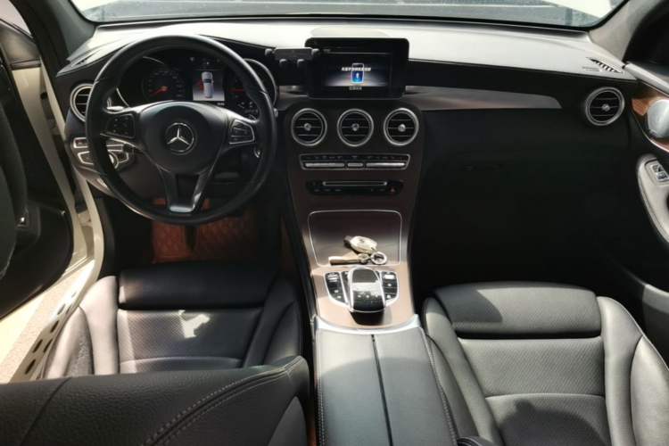 Used Mercedes-Benz GLC 2019 Refreshed GLC 300 L 4MATIC Dynamic Edition Center Console