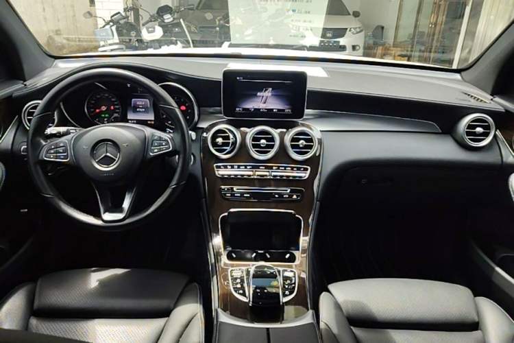 Used Mercedes-Benz GLC 2019 GLC 260 L 4MATIC Dynamic Model Center Console