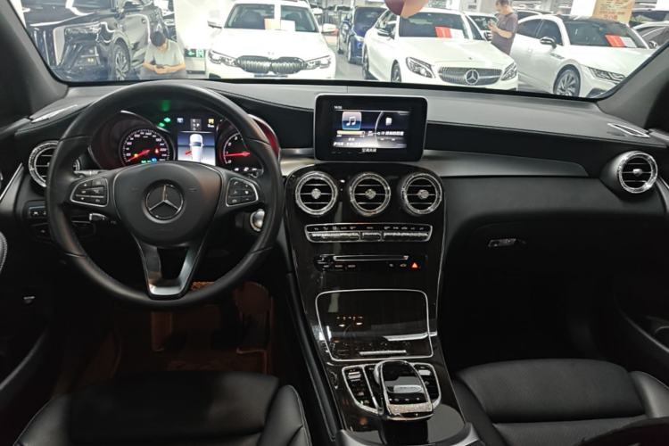 Used Mercedes-Benz GLC 2019 GLC 260 4MATIC Luxury Model Center Console