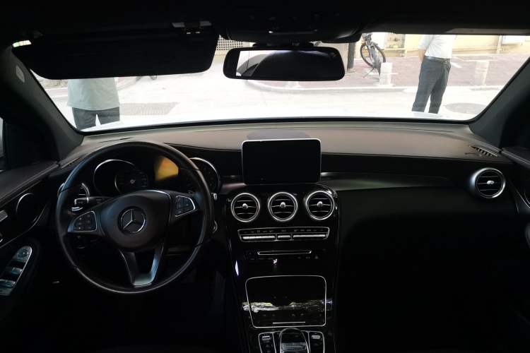 Used Mercedes-Benz GLC 2019 GLC 260 L 4MATIC Dynamic Model Center Console