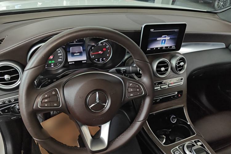 Used Mercedes-Benz GLC 2019 GLC 300 L 4MATIC Dynamic Model Center Console