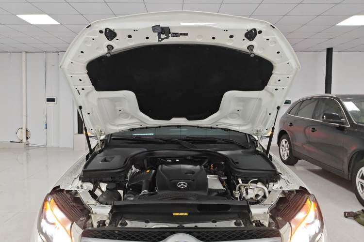 Used Mercedes-Benz GLC 2019 GLC 260 L 4MATIC Dynamic Model Engine Bay