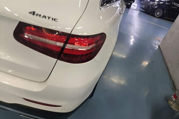 Used Mercedes-Benz GLC 2019 GLC 260 4MATIC Luxury Model Exterior 3