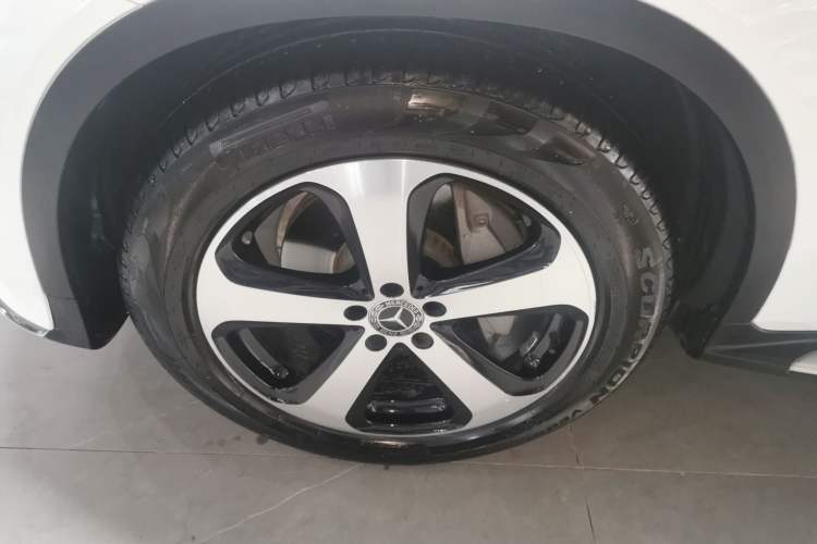 Used Mercedes-Benz GLC 2019 GLC 260 4MATIC Luxury Model Exterior 4