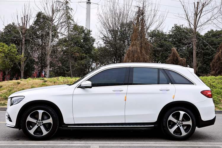 Used Mercedes-Benz GLC 2019 GLC 260 4MATIC Luxury Model Exterior 4